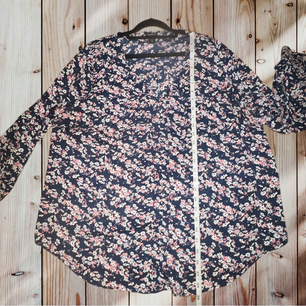 Torrid Floral Harper Blouse. Size 0 - Picture 6 of 7